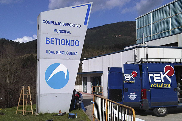 monolito-complejo-deportivo-ermua